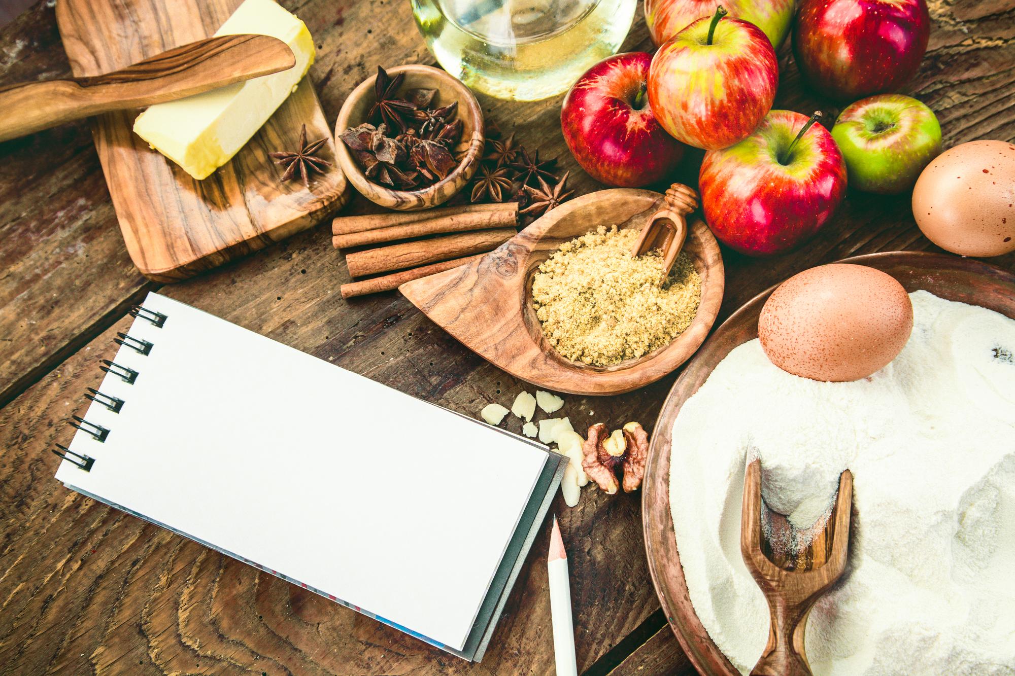 Tavolo di lavoro con ingredienti freschi e notebook