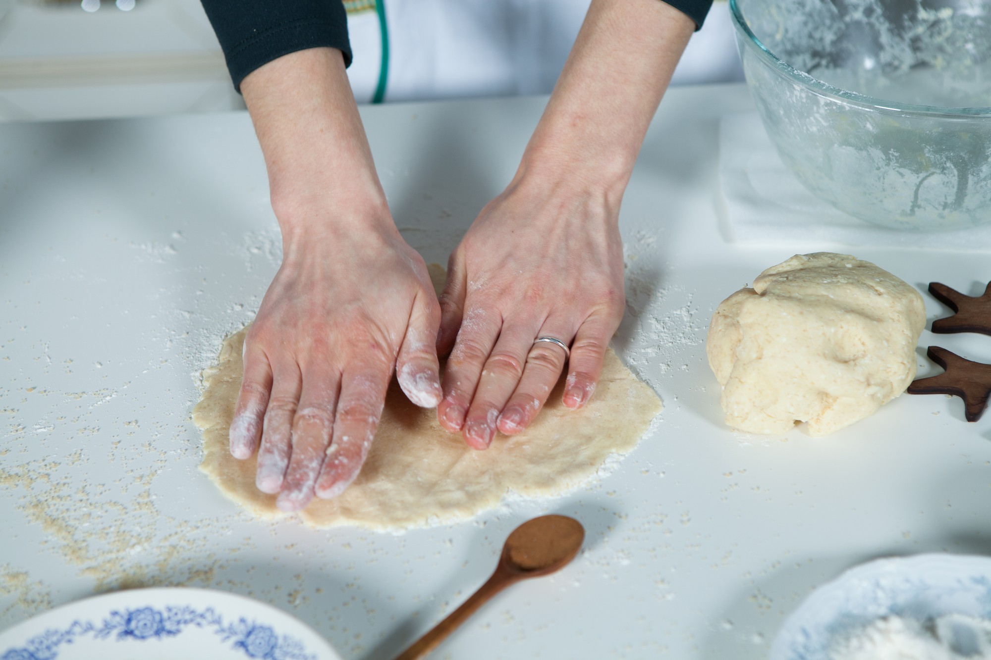 Dettaglio di una mano che impasta la pasta